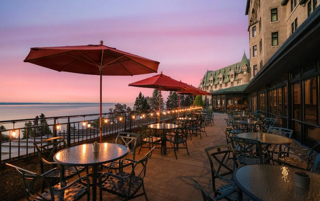 Terrasse donnant sur le fleuve